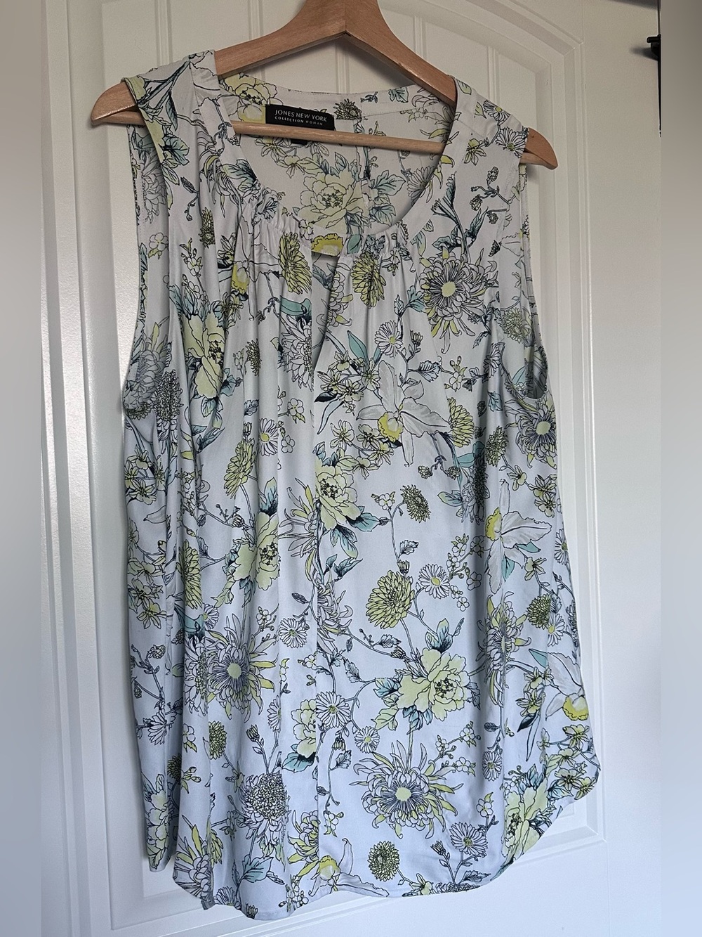 Jones New York Collection Woman Floral Sleeveless Blouse